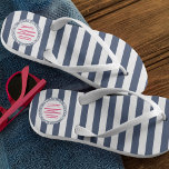 Navy & White Nautical Strip mit rosa Monogramm Flip Flops<br><div class="desc">Diese Flip Flops sind im nautischen Stil und perfekt für Ihren Urlaub,  Kreuzfahrt oder Hochzeit am Meer. Das Design ist mit klassisch marineblau-weißen Streifen mit einem dreiteiligen Monogramm in heißem Fuchsienrosa versehen,  umgeben von einer Seeschiffahrtsabbildungen.</div>