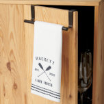Navy & White Rusoars Personalisiertes Lake House Geschirrtuch<br><div class="desc">Mit diesem niedlichen,  personalisierten Handtuch mit Familienname oder Hausnamen und Jahr etabliert,  mit einem Paar Ruder,  können Sie Ihre Hausküche individuell gestalten.</div>