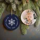 Navy Winter Snowflake First Christmas Keepake Keramik Ornament<br><div class="desc">Keramik Urlaubssornament personalisiert mit dem Foto Ihres Babys und dem individuellen "Mein erster Weihnachtstext". Dieses schlichte, moderne Urlaubsdesign besticht durch eine weiße Schneeflocke auf marineblau blauem Hintergrund. Verwenden Sie die Designtools, um eine beliebige Hintergrundfarbe auszuwählen, Schriftart und Farben zu bearbeiten und eigene Fotos hinzuzufügen, um eigene, einzigartige Familienkassendekorationen zu erstellen....</div>