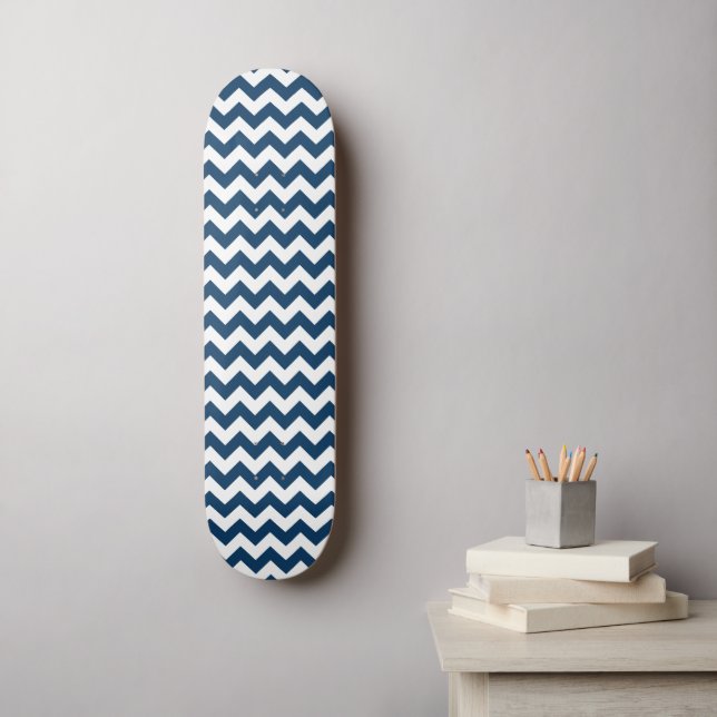 Navy Zigzag, Zickzack, Marine, geometrisches Muste Skateboard (Wandkunst)
