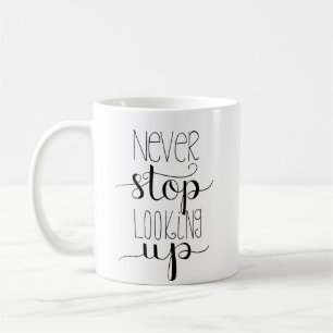 Ne cessez jamais de rechercher la tasse Main-En