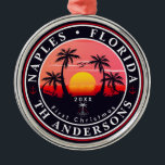 Neapel Florida Beach Retro Sunset Palm Tree 80er Ornament Aus Metall<br><div class="desc">Diese maßgeschneiderten Neapel Florida Retro 60er Palmen Souvenirs. Neapel Florida, Retro Strandsouvenirs. Reisedesign für Sommerliebhaber. Dieses Retro-Vintage Design ist eine großartige Idee für Ferien, Geburtstag und Sommerurlaub. - Sie können die Vorlage personalisieren, indem Sie einen Namen Ihrer Stadt oder Position, Jahr hinzufügen und Text hinzufügen, um sie besonders zu machen....</div>
