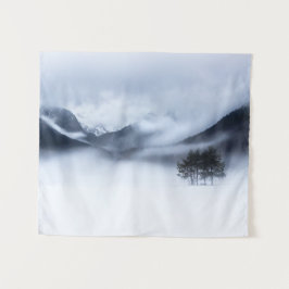Nebel, Berge und einsamer Baum im Winter Wandteppich