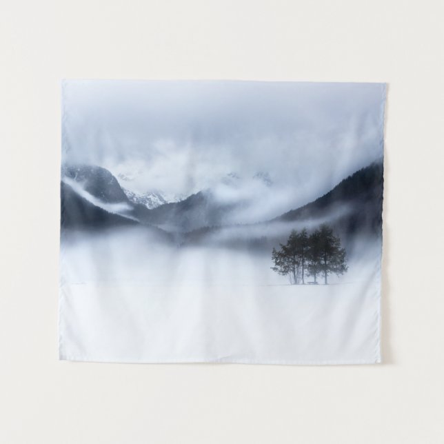 Nebel, Berge und einsamer Baum im Winter Wandteppich (Vorderseite (Horizontal))