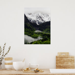 Nebel, der durch den Wald unter den Bergen zieht Poster