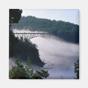 Nebel driftet unter der Deception-Pass-Brücke bei Magnet