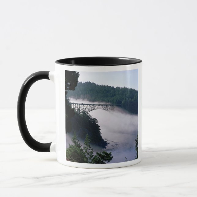 Nebel driftet unter der Deception-Pass-Brücke bei Tasse (Links)