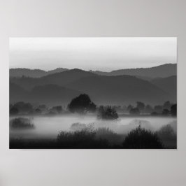 Nebel durch das Tal in Schwarz-Weiß Poster