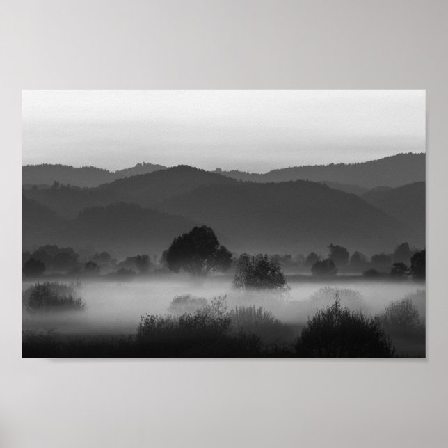 Nebel durch das Tal in Schwarz-Weiß Poster (Vorne)
