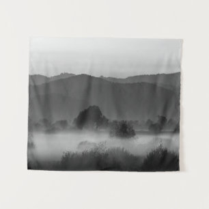 Nebel durch das Tal in Schwarz-Weiß Wandteppich