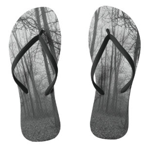 Nebel durch den Wald Graustufen Flip Flops