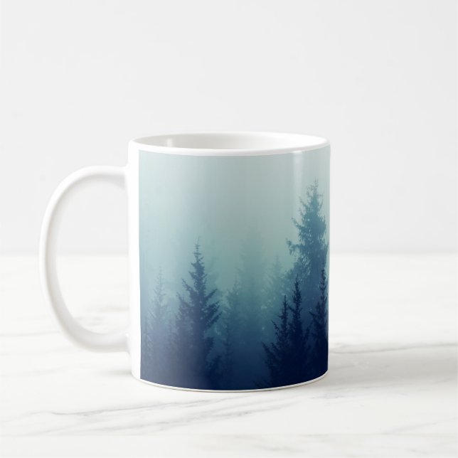 Nebel in Pinienwald auf den Berghängen. Farbe Kaffeetasse (Links)