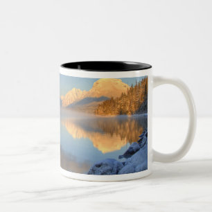 Nebel steigt von Lake McDonald bei sehr kaltem Zweifarbige Tasse