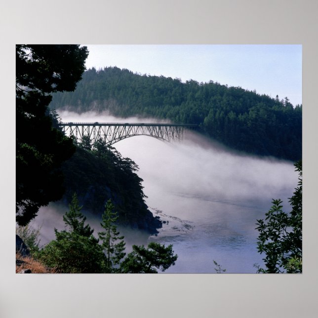 Nebel treiben unter der Deception-Passbrücke an Poster (Vorne)