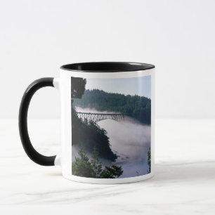 Nebel treibt unter der Deception-Pass-Brücke bei Tasse