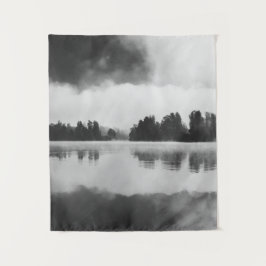 Nebel über dem See in Schwarz-Weiß Wandteppich