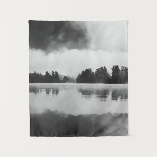 Nebel über dem See in Schwarz-Weiß Wandteppich (Vorderseite)
