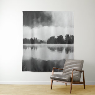 Nebel über dem See in Schwarz-Weiß Wandteppich