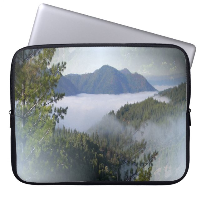 Nebel über den Bergen... Laptopschutzhülle (Vorderseite)