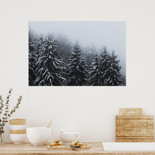 Nebel über einem schneebedeckten Fichtenwald im Wi Poster