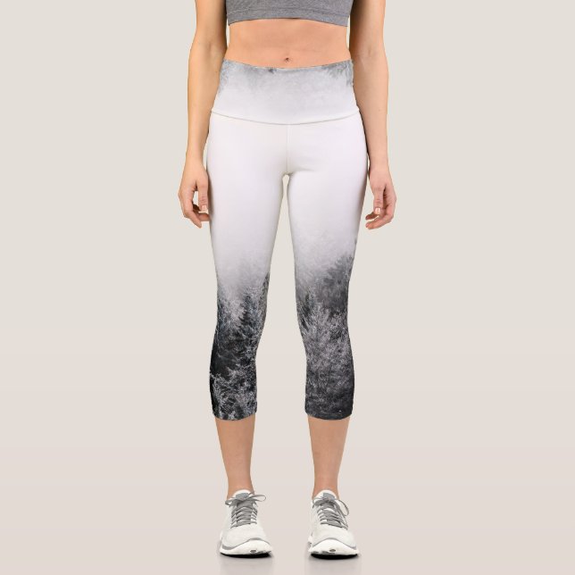 Nebel über gefrorenem Wald Capri Leggings (Vorderseite)