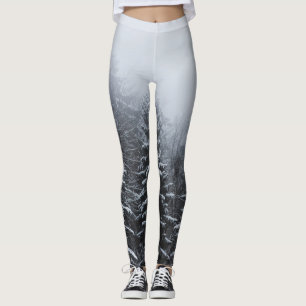 Nebel über schneebedeckten Fichtenwald im Winter Leggings