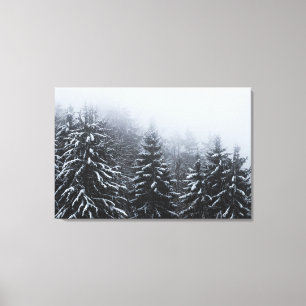 Nebel über schneebedeckten Fichtenwald im Winter Leinwanddruck