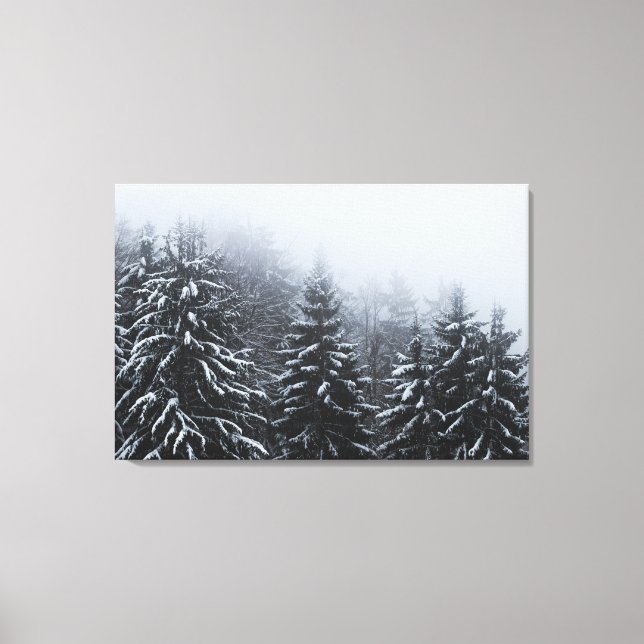 Nebel über schneebedeckten Fichtenwald im Winter Leinwanddruck (Vorderseite)