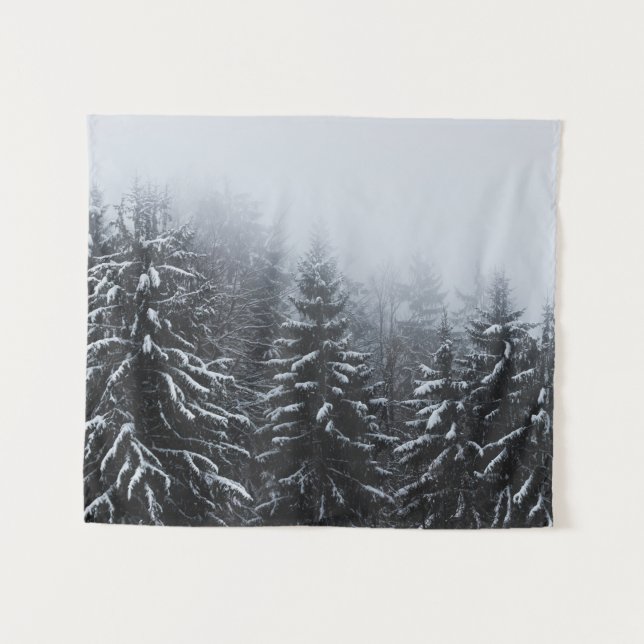 Nebel über schneebedeckten Fichtenwald im Winter Wandteppich (Vorderseite (Horizontal))