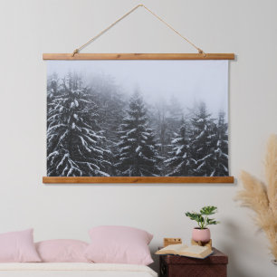 Nebel über schneebedeckten Fichtenwald im Winter Wandteppich Mit Holzrahmen