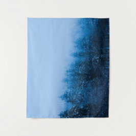 Nebel über schneebedeckten Wald am See Bohinj, Slo Wandteppich