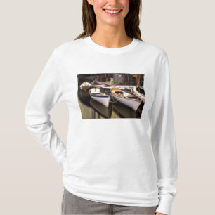 Nebel umgibt vier Boote am Steg. T-Shirt