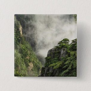 Nebel unter den Gipfeln und Tälern des Grand Canyo Button