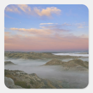 Nebel vom Little Missouri River hängt in der Quadratischer Aufkleber