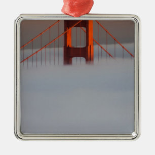Nebel zieht durch die Bucht von San Francisco und Silbernes Ornament