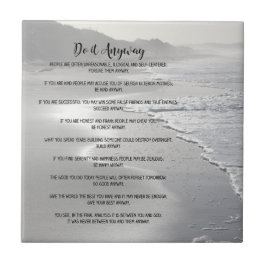 Nebelhafter Ozean-Strand tun es irgendwie Fliese