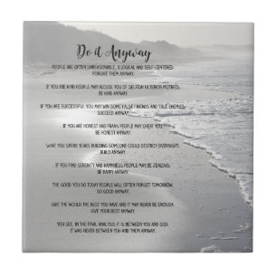 Nebelhafter Ozean-Strand tun es irgendwie Fliese