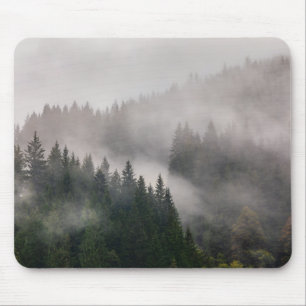 Nebelhafter Wald in den Bergen Mousepad