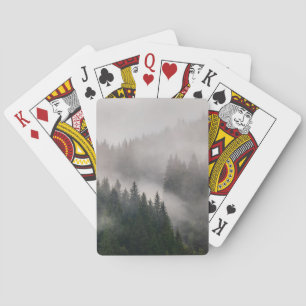 Nebelhafter Wald in den Bergen Spielkarten