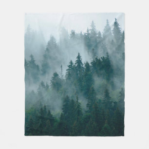 Nebelhaftes Landschaftsbild mit Tannenwald im Hips Fleecedecke