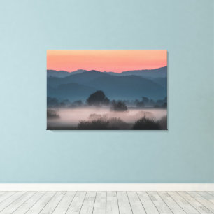 Nebelhaftes Landschaftspanorama bei Sonnenuntergan Leinwanddruck