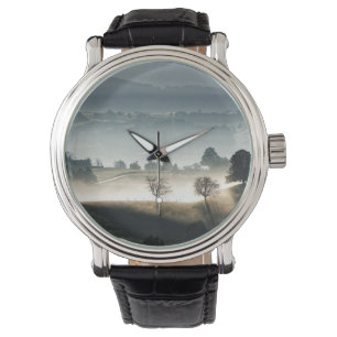 Nebelhaftes Schweizer Landschaftsbild Armbanduhr