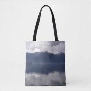 Nebeliger Alaskischer Ozean in Blautönen Tasche