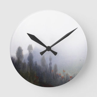 Nebeliger Bergwald Landschaft Runde Wanduhr