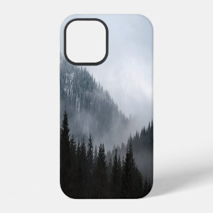 Nebeliger Bergwald: Malerische Landschaftsansicht iPhone 12 Hülle