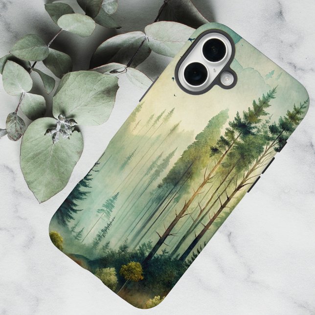 Nebeliger Immergrüner Wald iPhone 16 Plus Hülle (Von Creator hochgeladen)