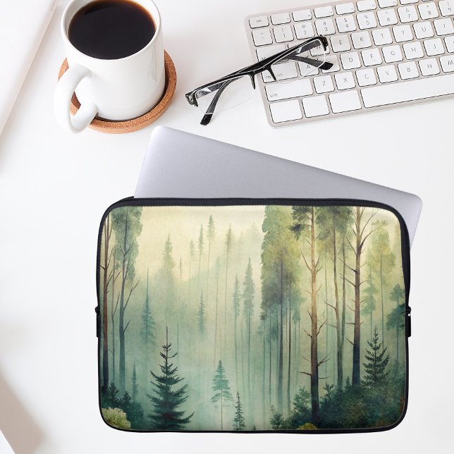 Nebeliger Immergrüner Wald Laptopschutzhülle (Von Creator hochgeladen)