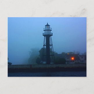 Nebeliger mittlerer Pier-Leuchtturm Postkarte