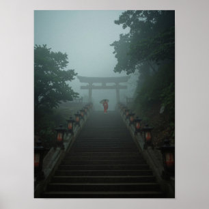 Nebeliger Morgen am Kyoto-Schrein – Torii-Tor und  Poster