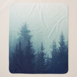 Nebeliger Nebel im Kiefernwald an Berghängen. Farb Sherpadecke